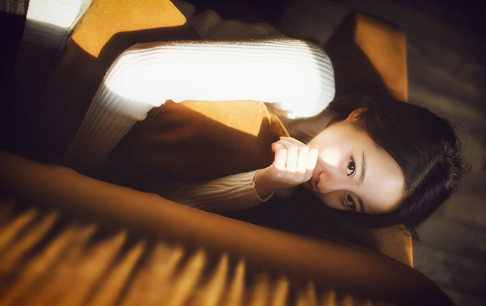 “若是招降张任的话，我倒有一计。”法正坐在庞统身侧，想了想，突然微笑道。